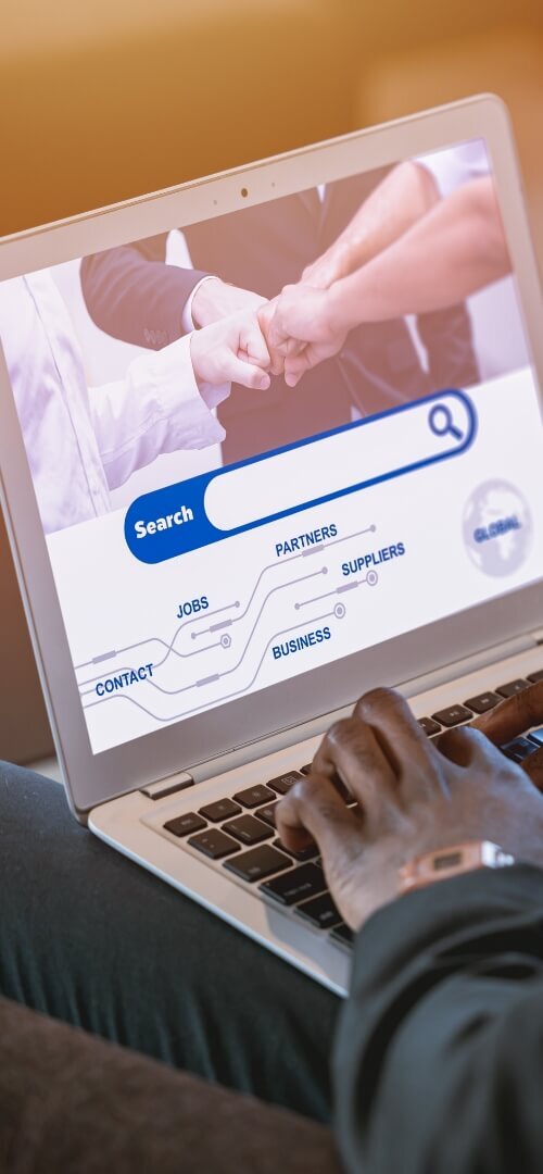 Icon representing data flow between a webpage and a database, symbolizing PIM Implementation Services and Pimcore digital asset management for seamless data integration